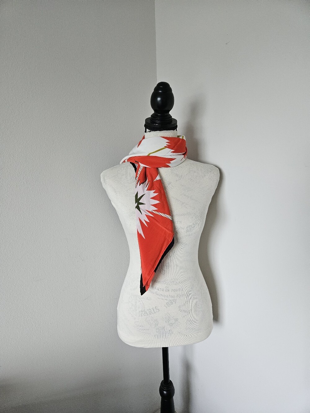 ❤️NINA RICCI Red and White Floral Silk Scarf made in Italy 32"X32" ❤️